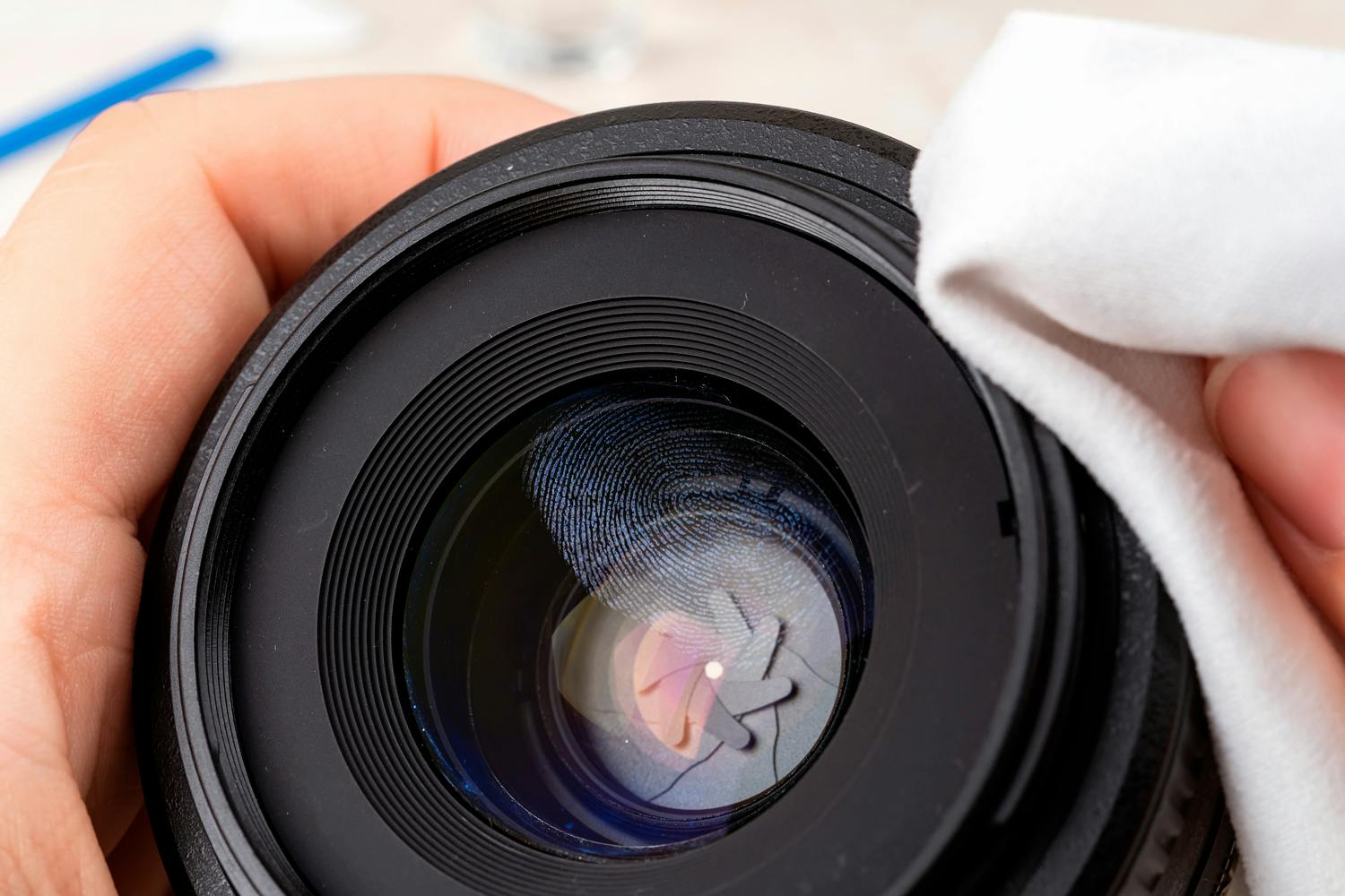 Fingeravtryck på objektiv. Ett fingeravtryck är värre än repor och damm.